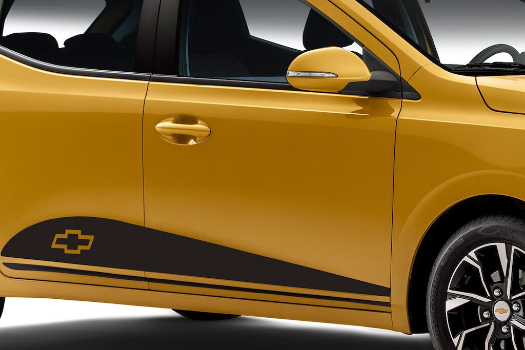 Accesorios externos originales: calcomanía superior para tu nuevo auto tipo sedán Chevrolet Aveo 2024