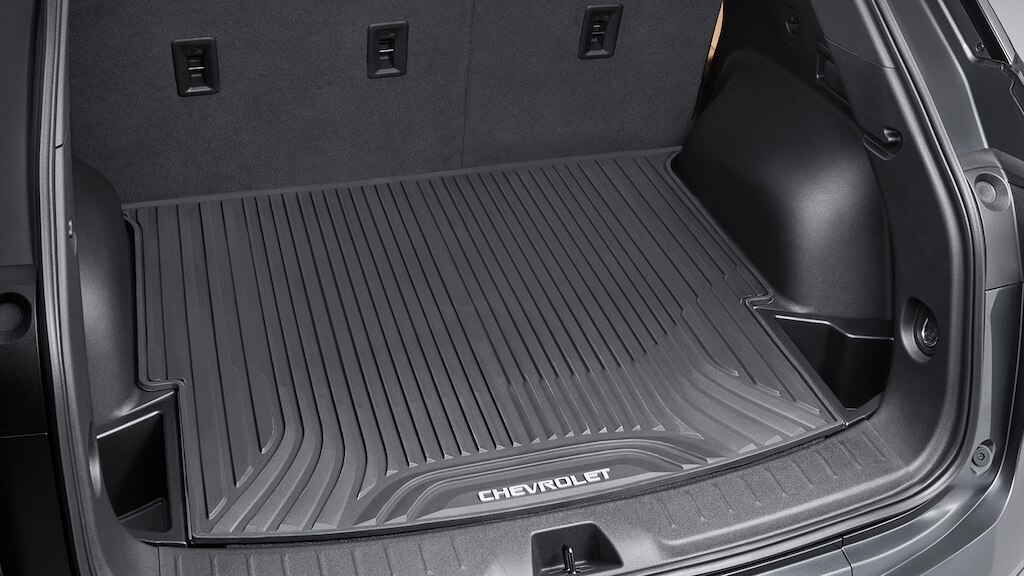El tapete de vinil para cajuela en negro con emblema Chevrolet Blazer 2025 es uno de los accesorios interiores