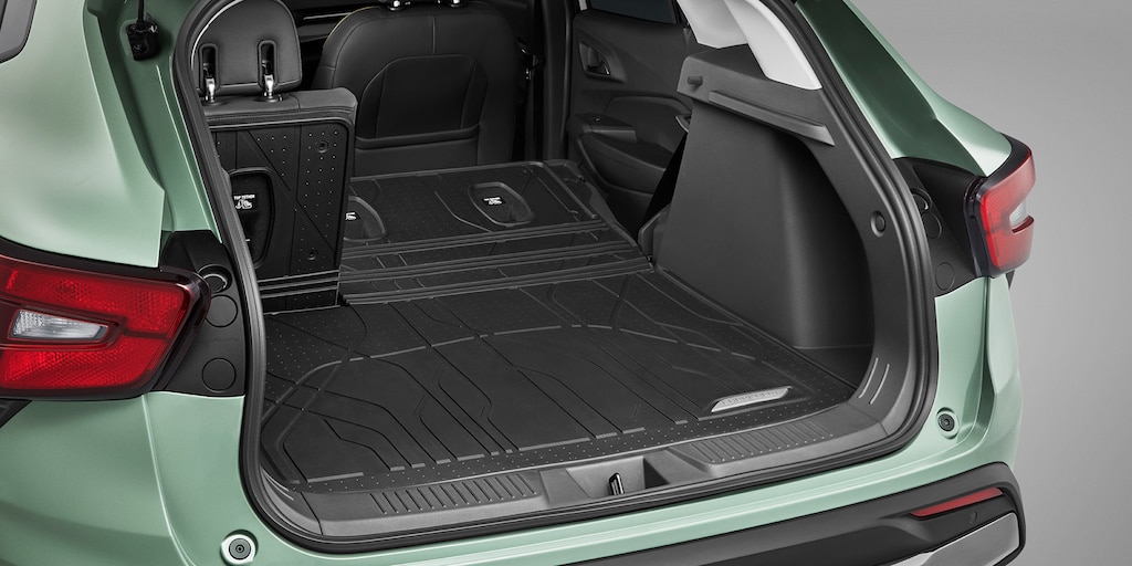 Tapete de vinil rígido con cobertura extendida tu SUV Chevrolet Trax 2025, deportiva y urbana